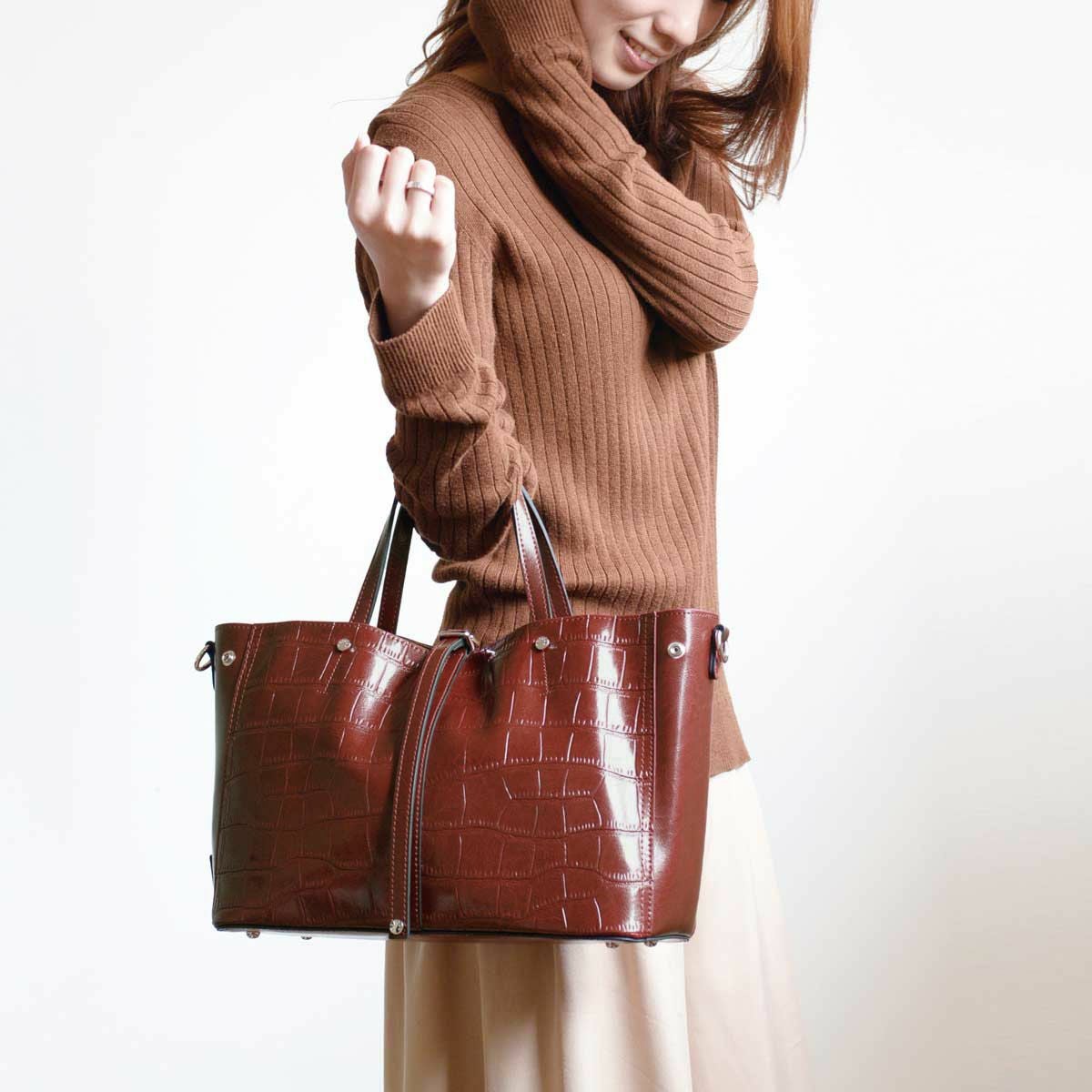 クロコダイル型押しシャイニングレザートート