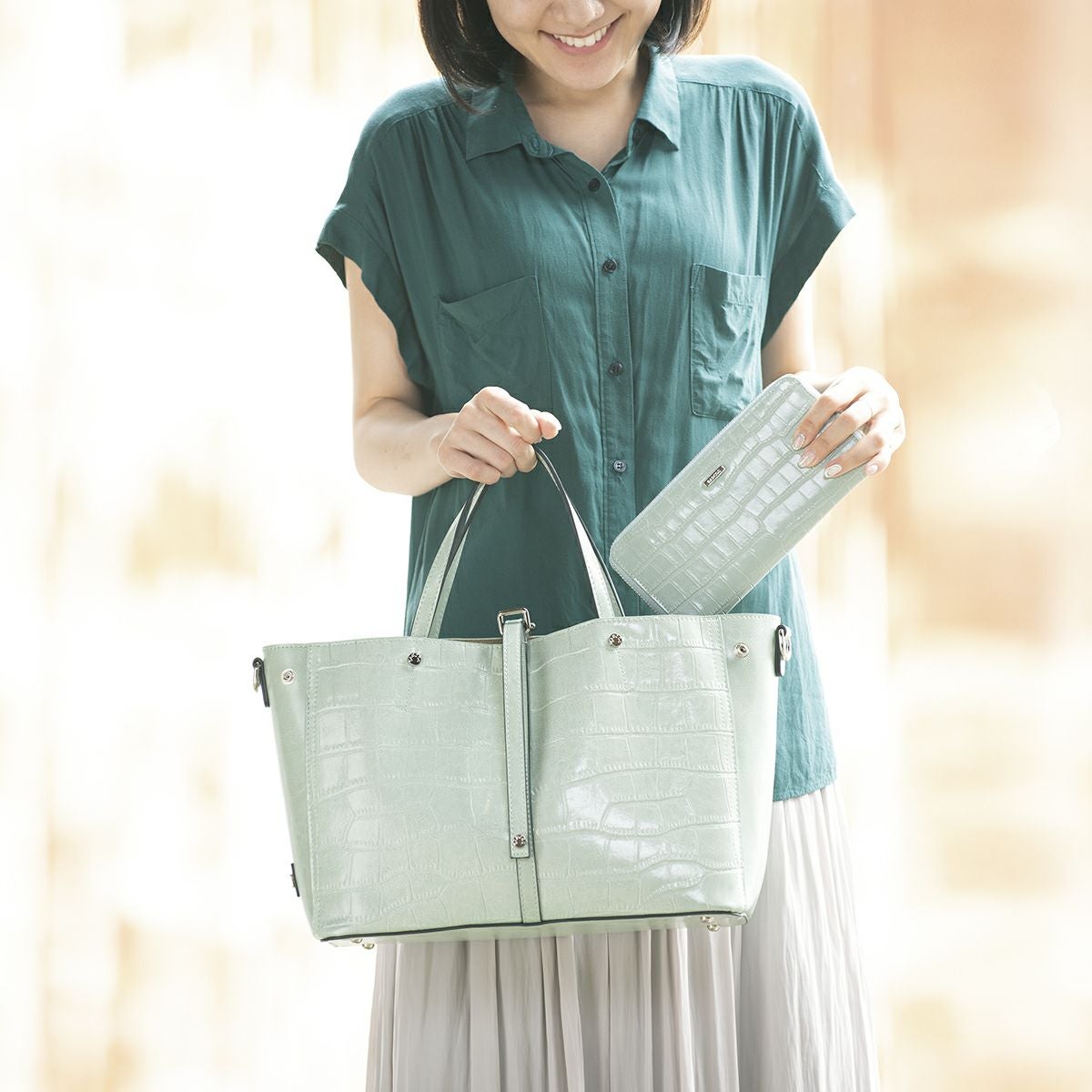 クロコダイル型押しシャイニングレザートート