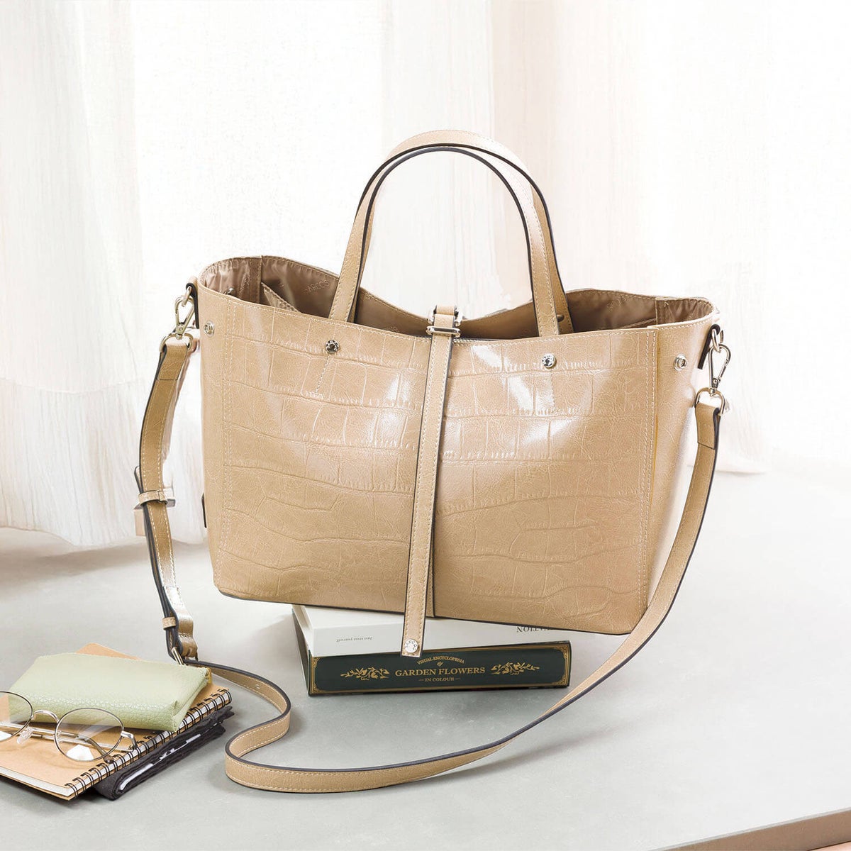クロコダイル型押しシャイニングレザートート