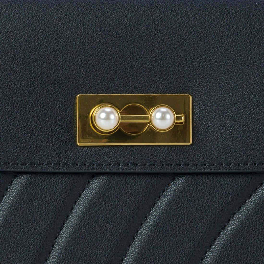 レザー ラウンドキルティングメタルチェーンポシェット