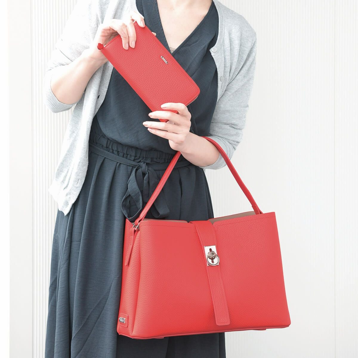 【セット商品】シュリンクレザー ショルダーバッグ & 背面ポケット付きロングウォレット