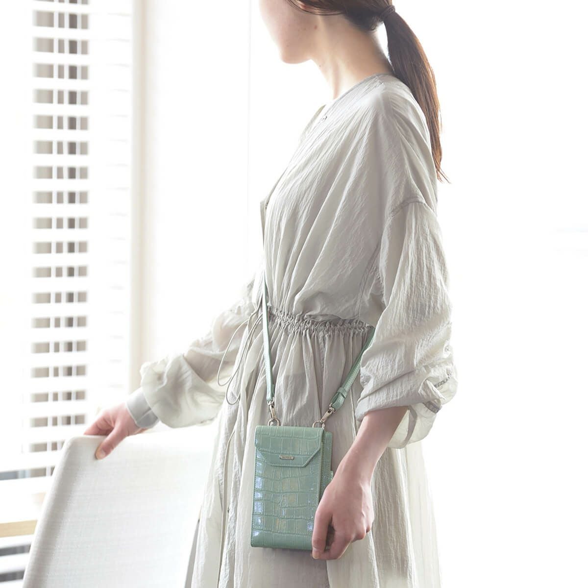 クロコダイル型押シャイニングレザースマホポシェット