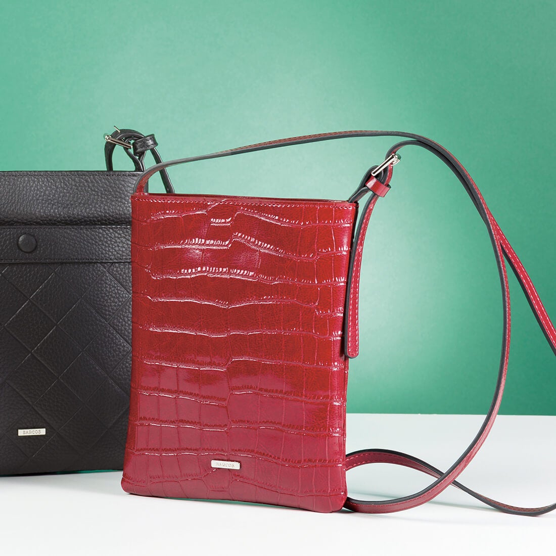 クロコダイル型押しシャイニングレザーポシェット