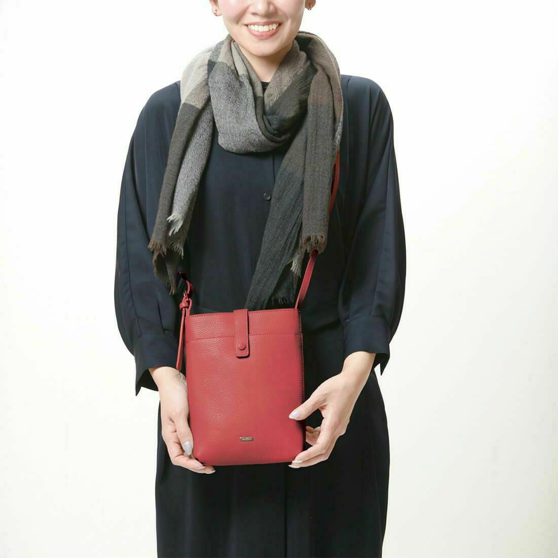 フロントポケット付きレザーポシェット