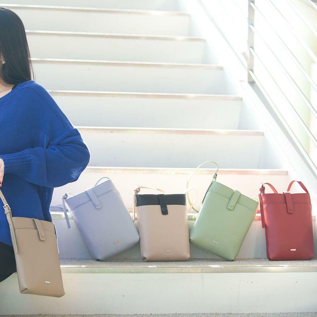 フロントポケット付きレザーポシェット