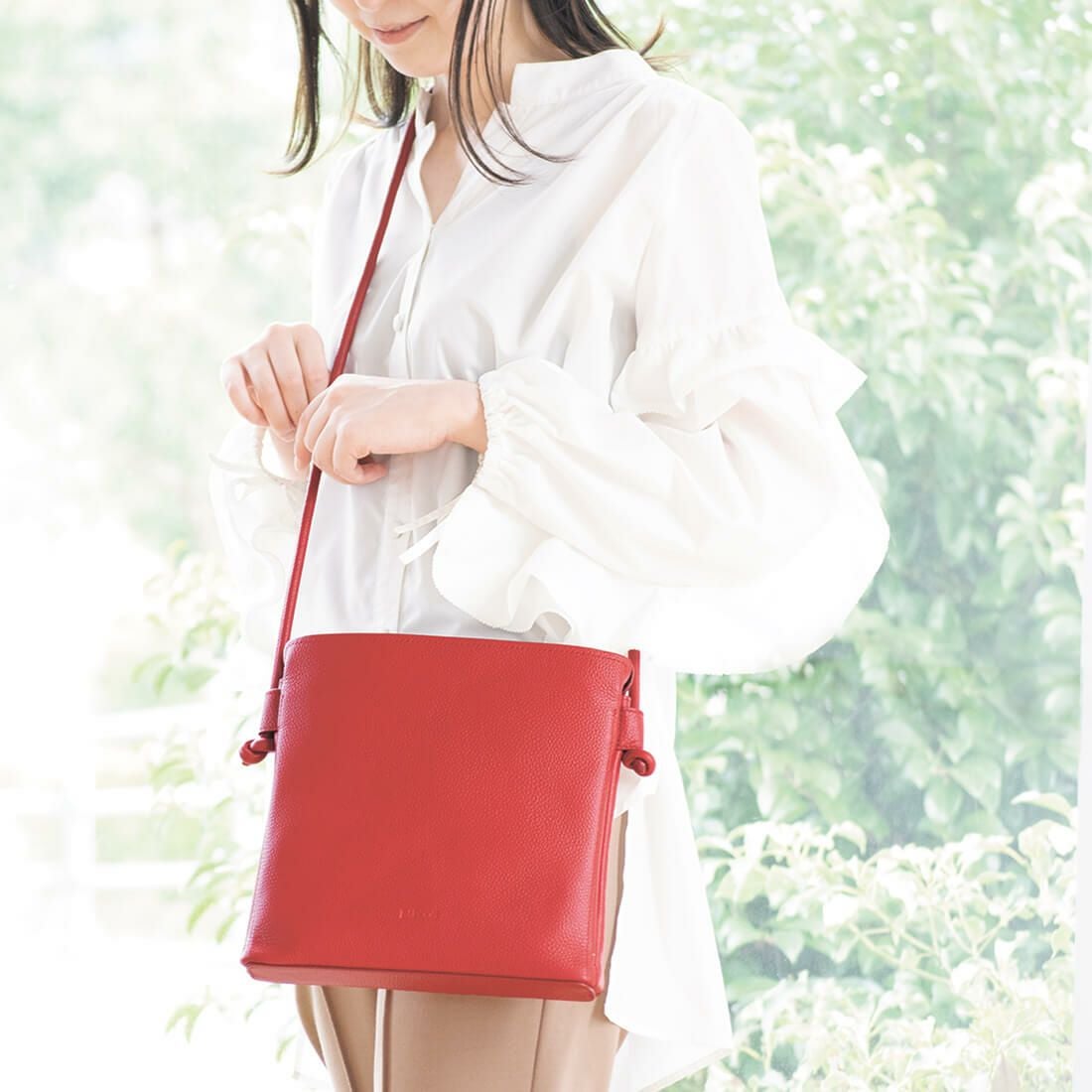 シュリンクレザーノットモチーフポシェット