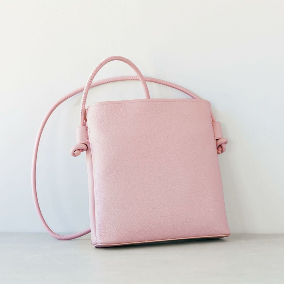 シュリンクレザーノットモチーフポシェット