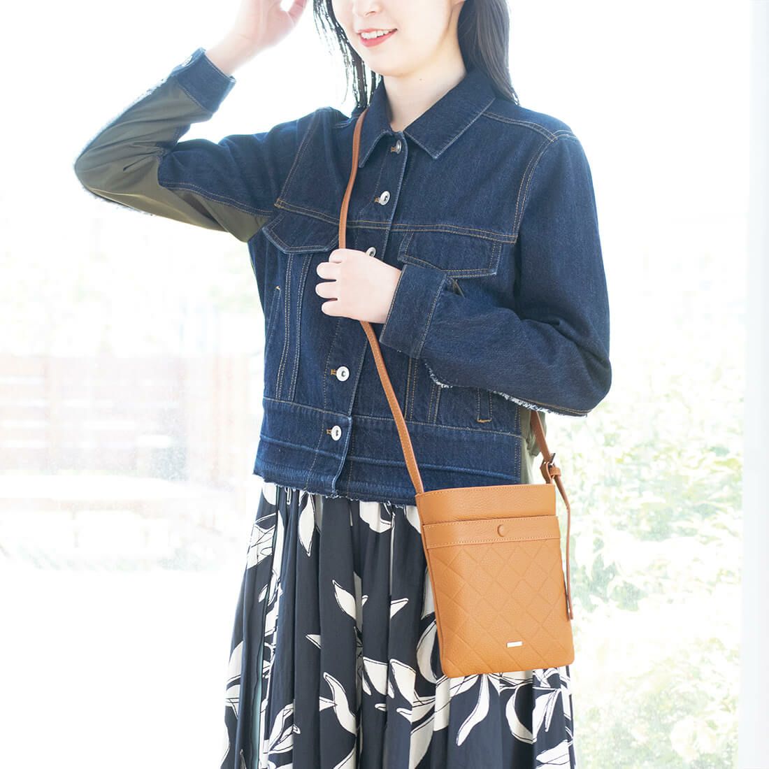 ダイヤモンドエンボスレザーポシェット