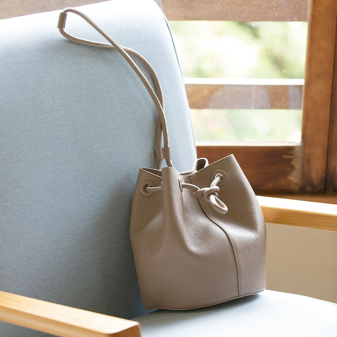 シュリンクレザーノットモチーフ巾着バッグ