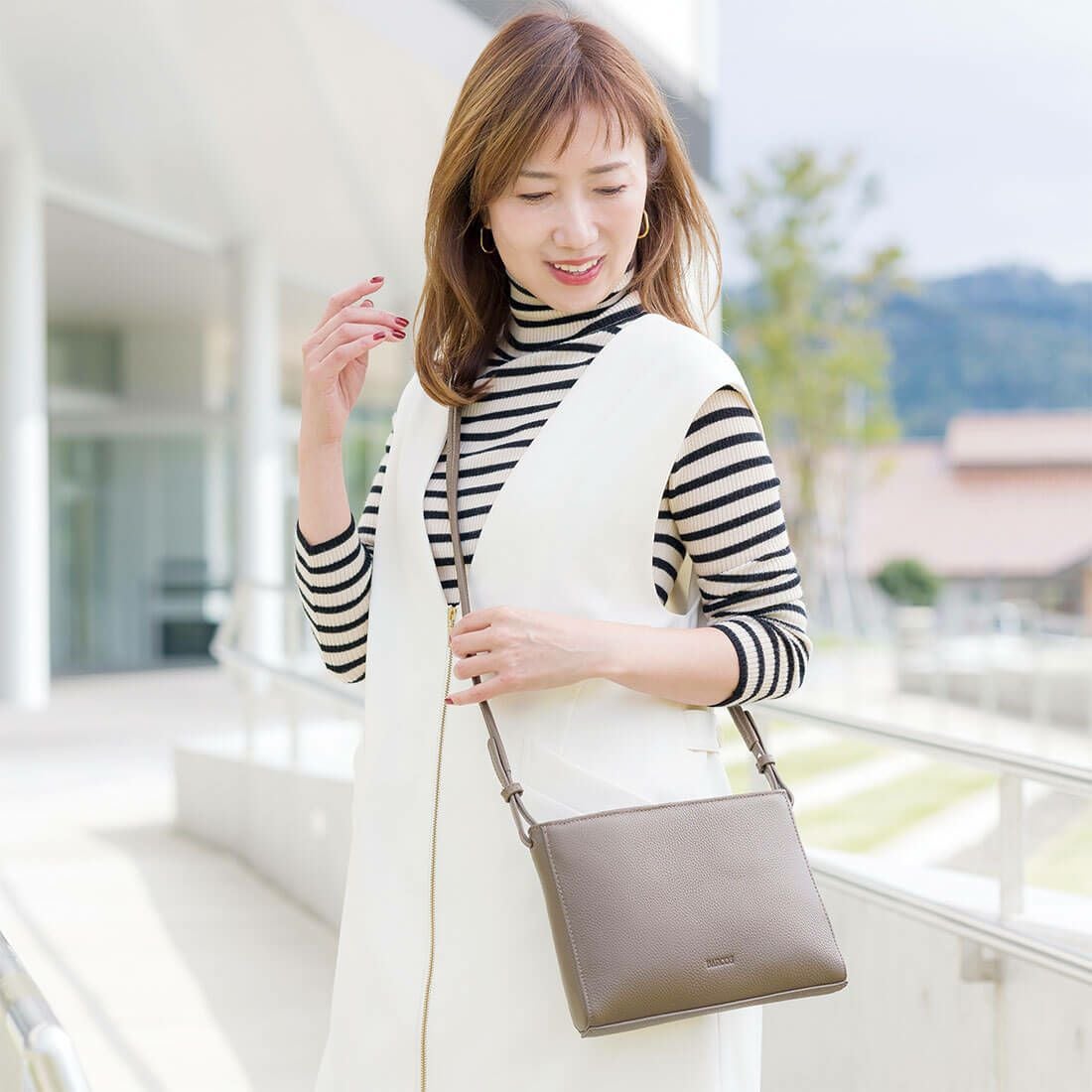 シュリンクレザーサコッシュ