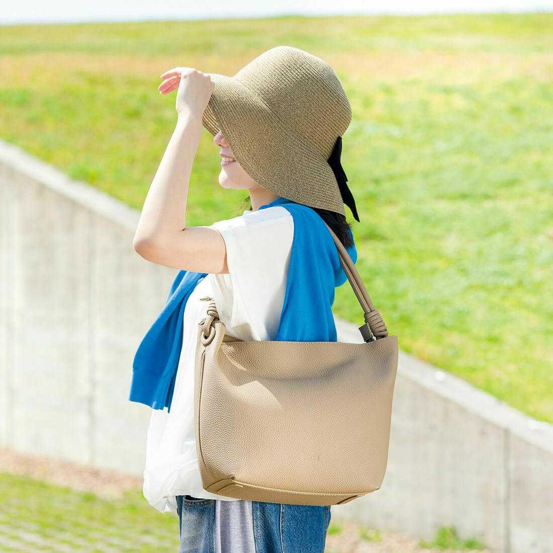 COS 羊革　バッグ THE FLAP TOTE - LEATHER フラップトートバッグ- レザー 栗｜COS コス