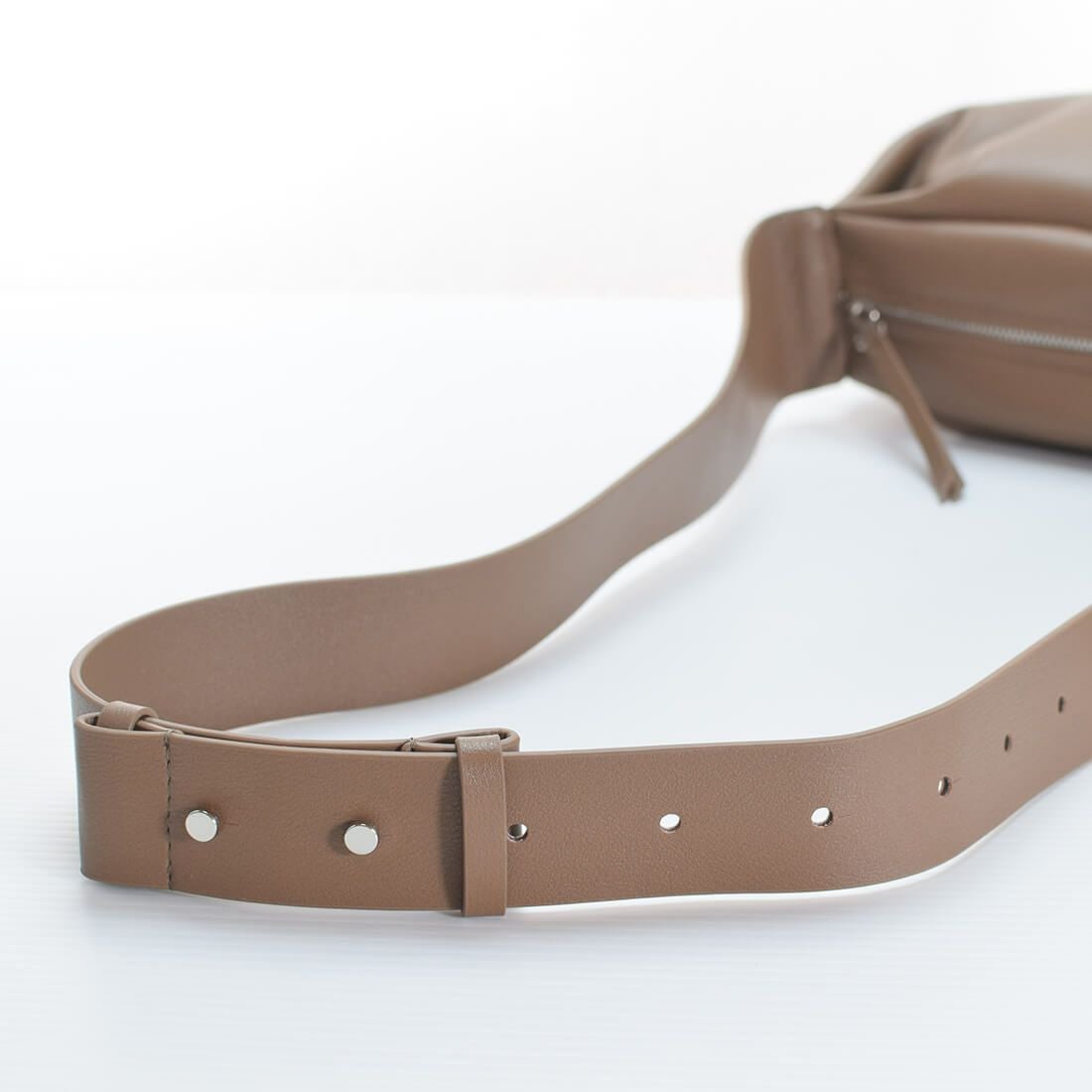 スムース調レザーショルダーバッグ