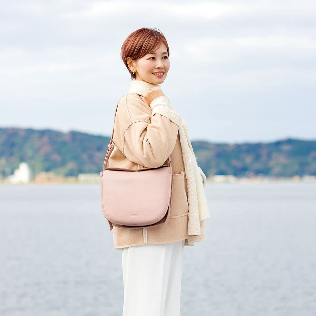 牛革ラウンドショルダーバッグ