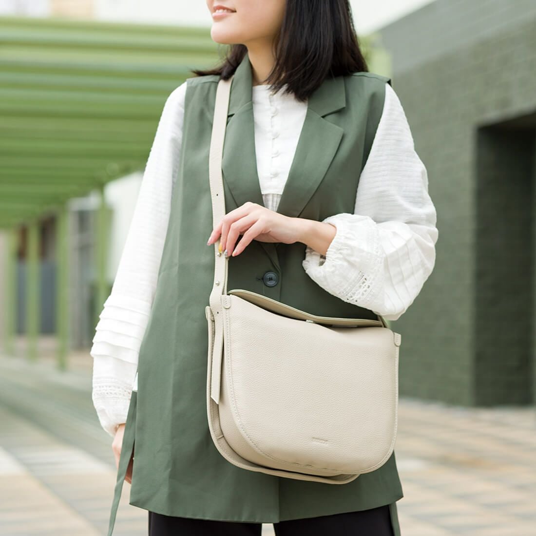 牛革ラウンドショルダーバッグ