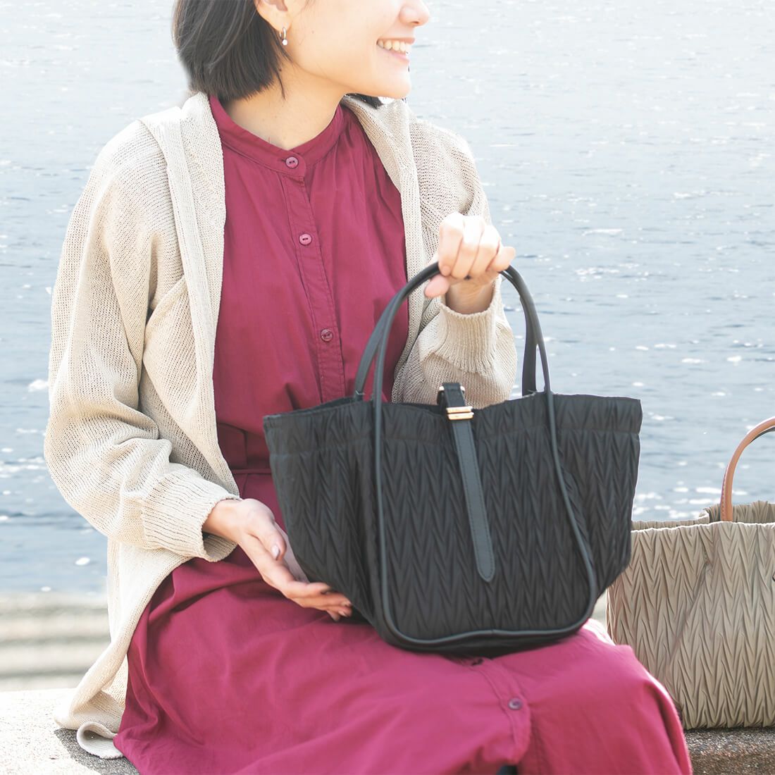 プリーツ加工ナイロン変形トートバッグ