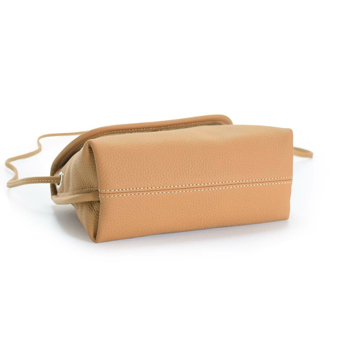 くるみボタン付きシュリンクレザーポシェット