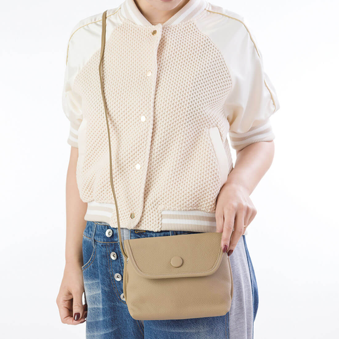 くるみボタン付きシュリンクレザーポシェット