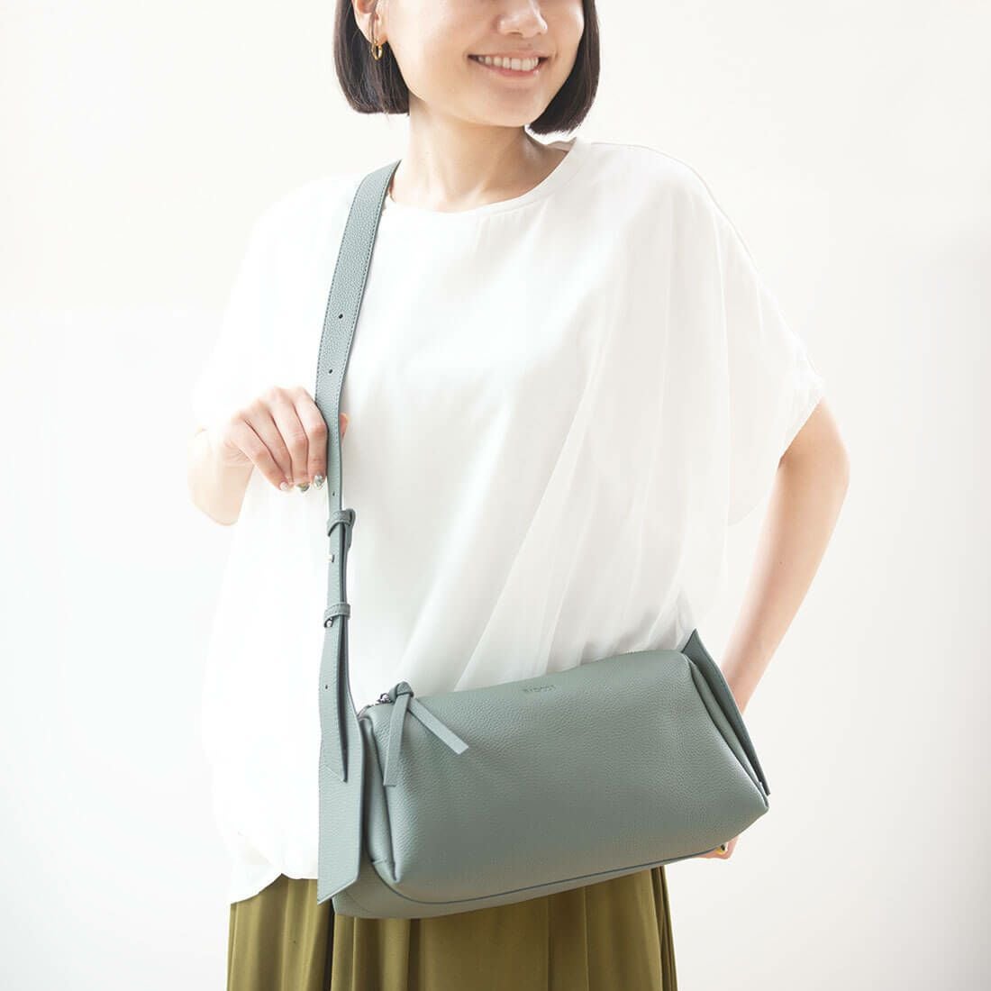 横長シュリンクレザーショルダーバッグ