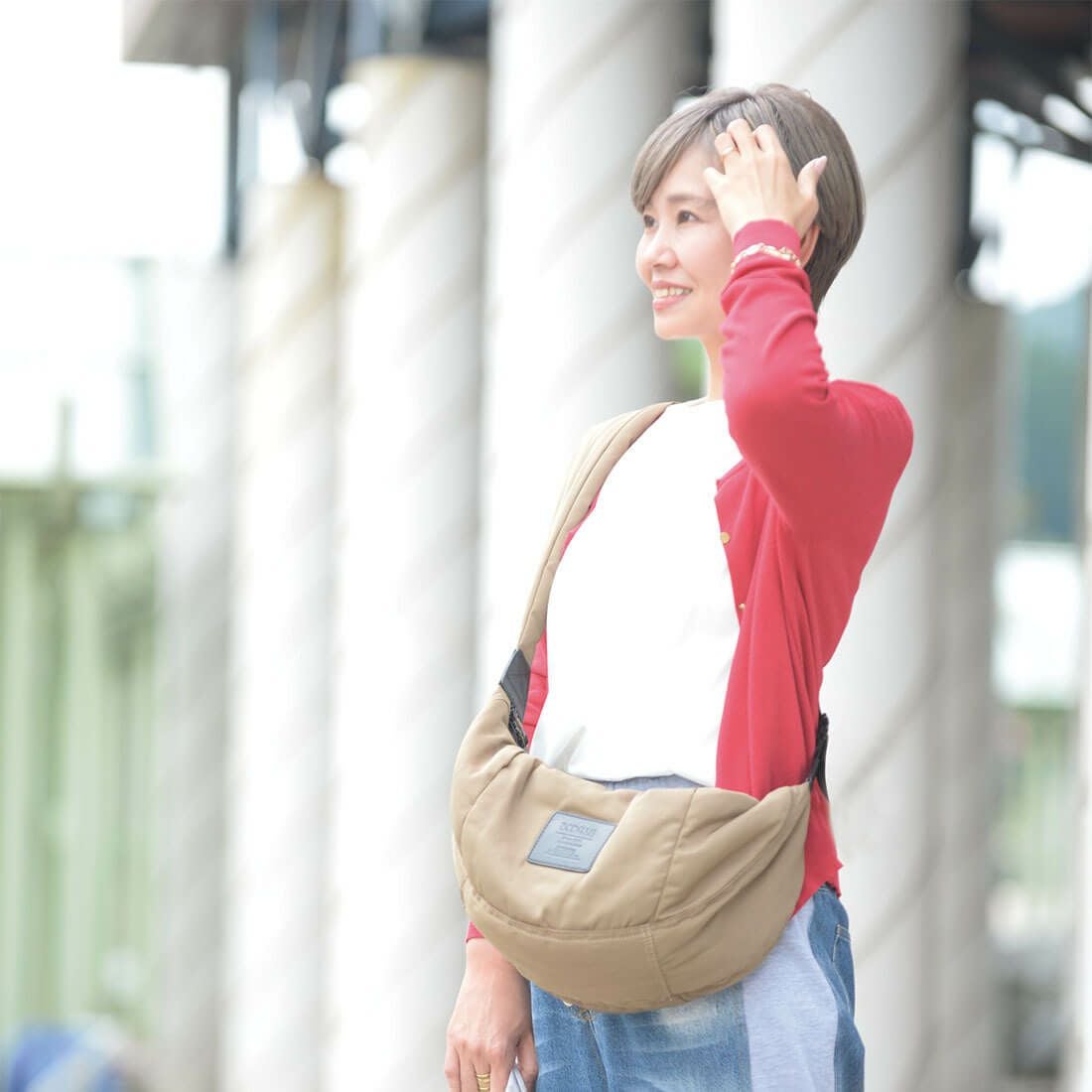 半月型ポリエステルボディバッグ