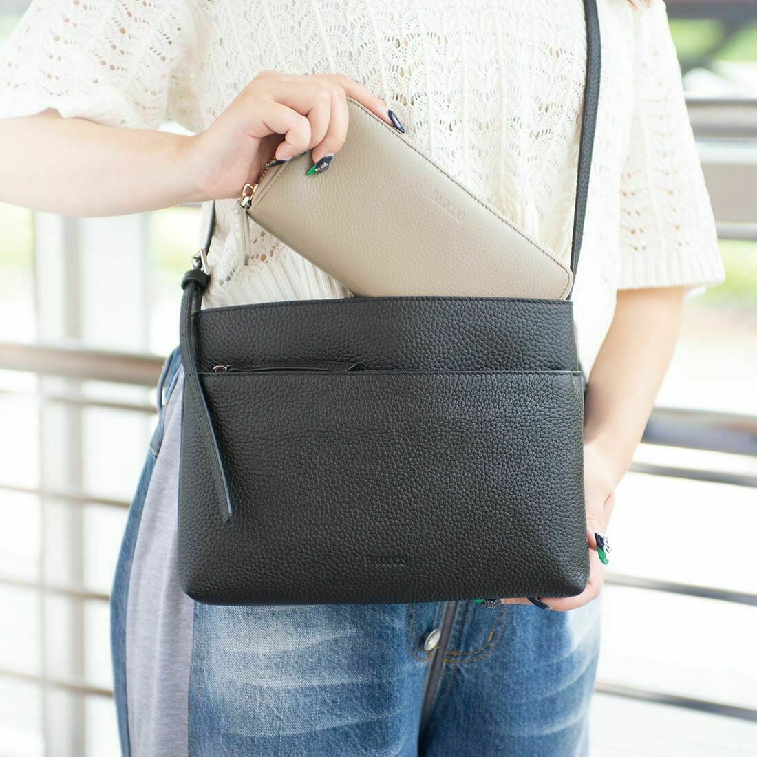 シュリンクレザーポシェット