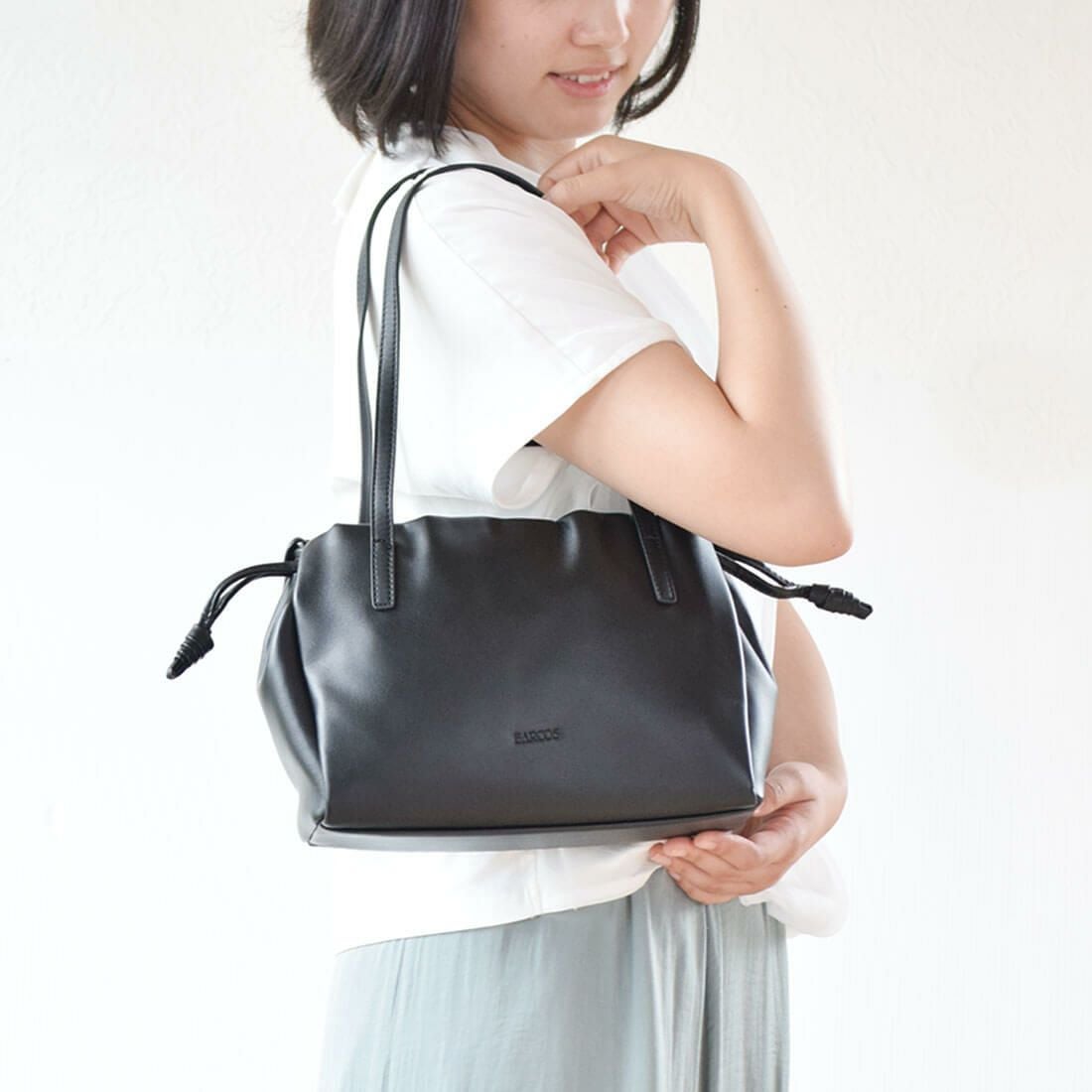巾着型スムースレザーハンドバッグ