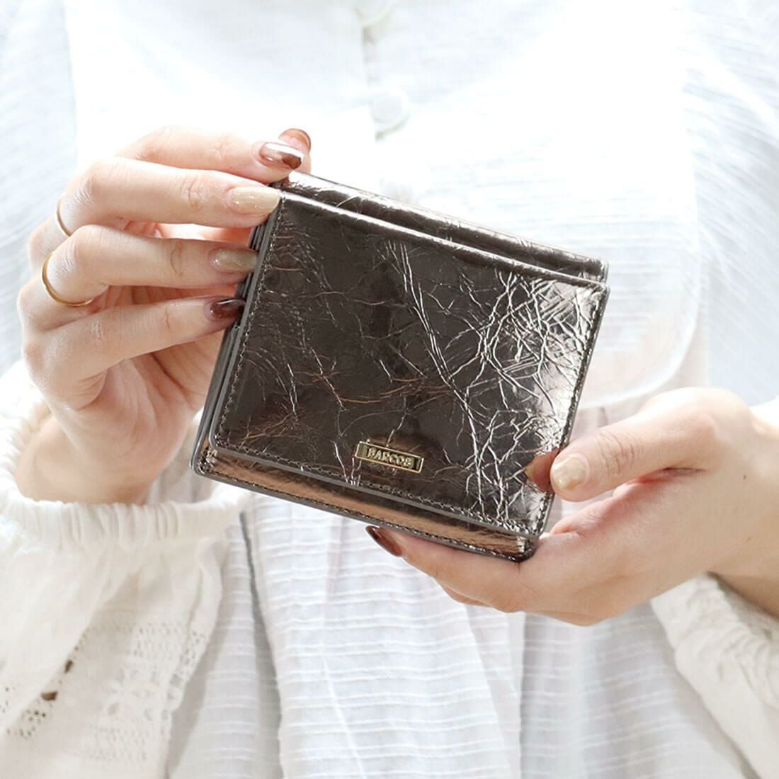 しわパテントレザー折財布