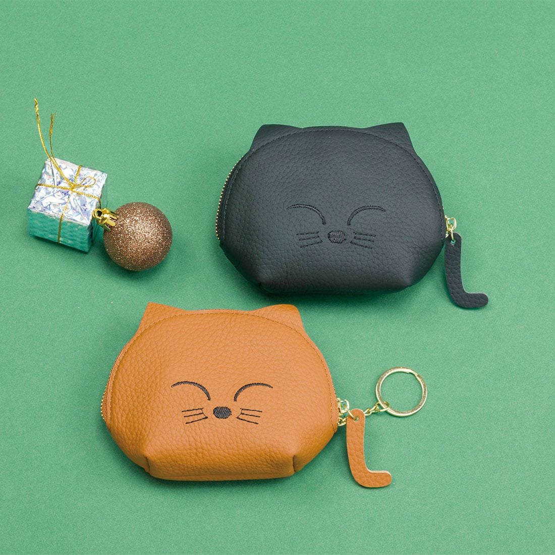 ネコモチーフレザーポーチ