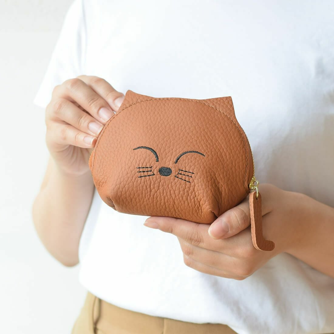 ネコモチーフレザーポーチ