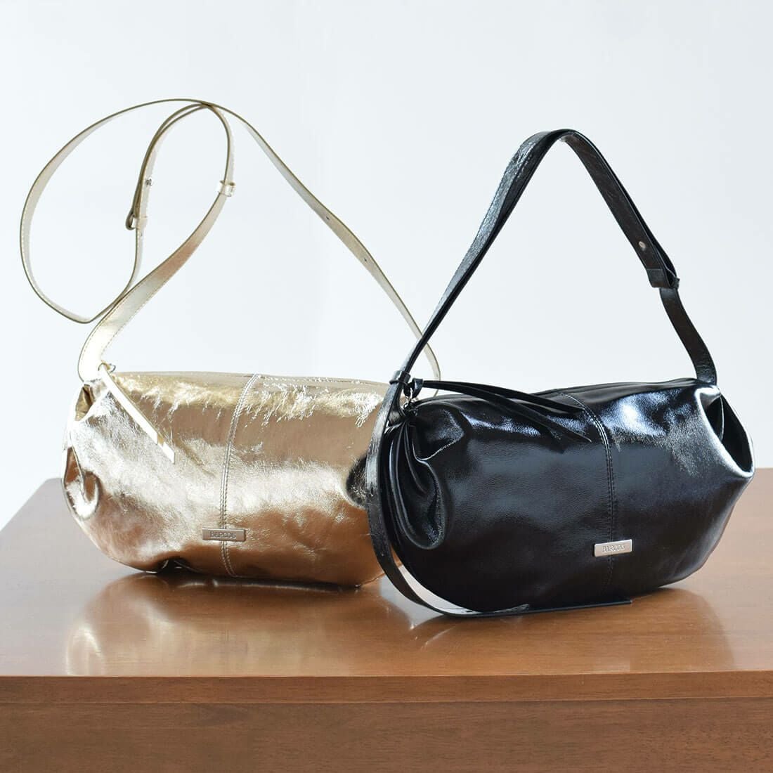 半月型メタリックレザーショルダーバッグ