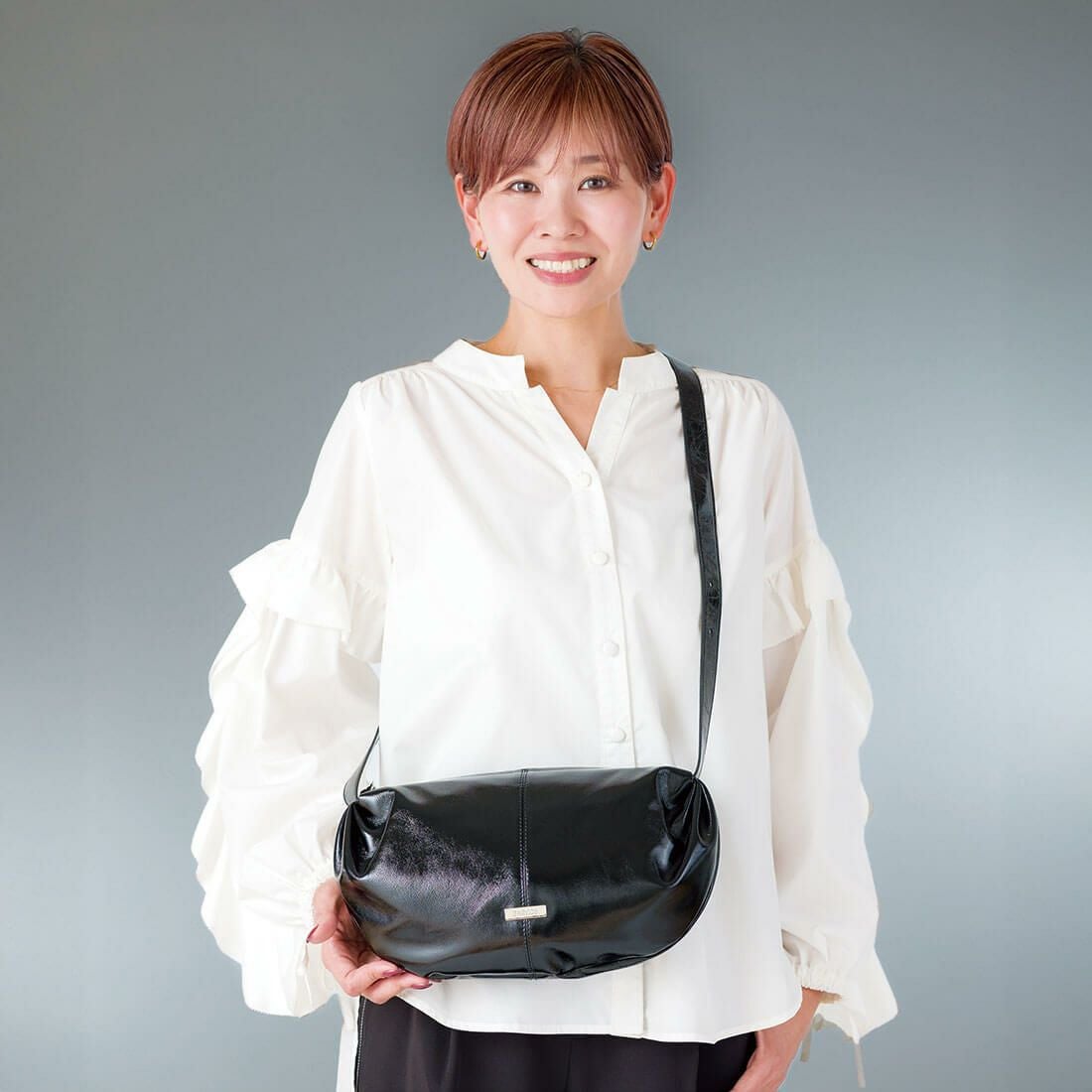 半月型メタリックレザーショルダーバッグ