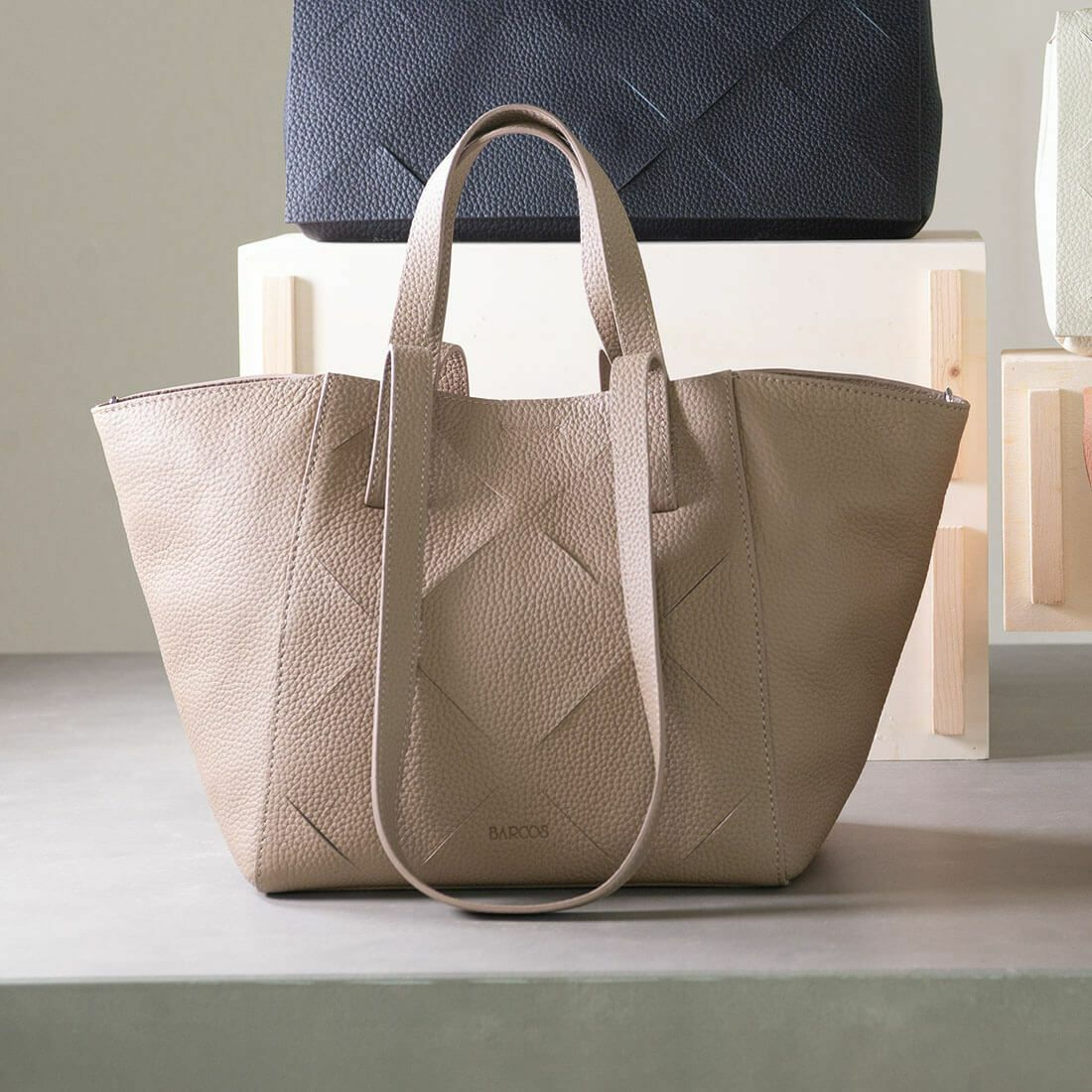 カットデザインレザー変形バッグ