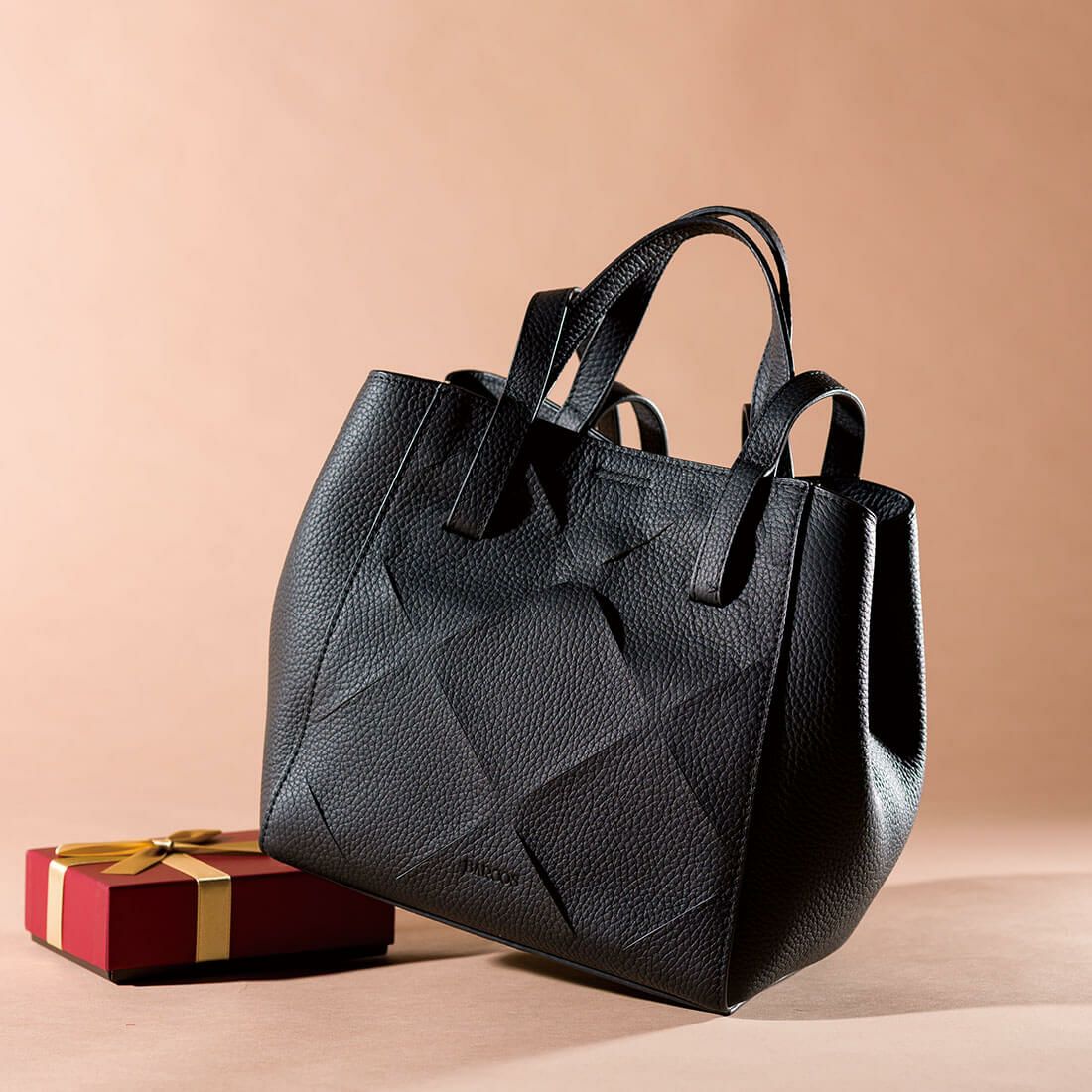 カットデザインレザー変形バッグ