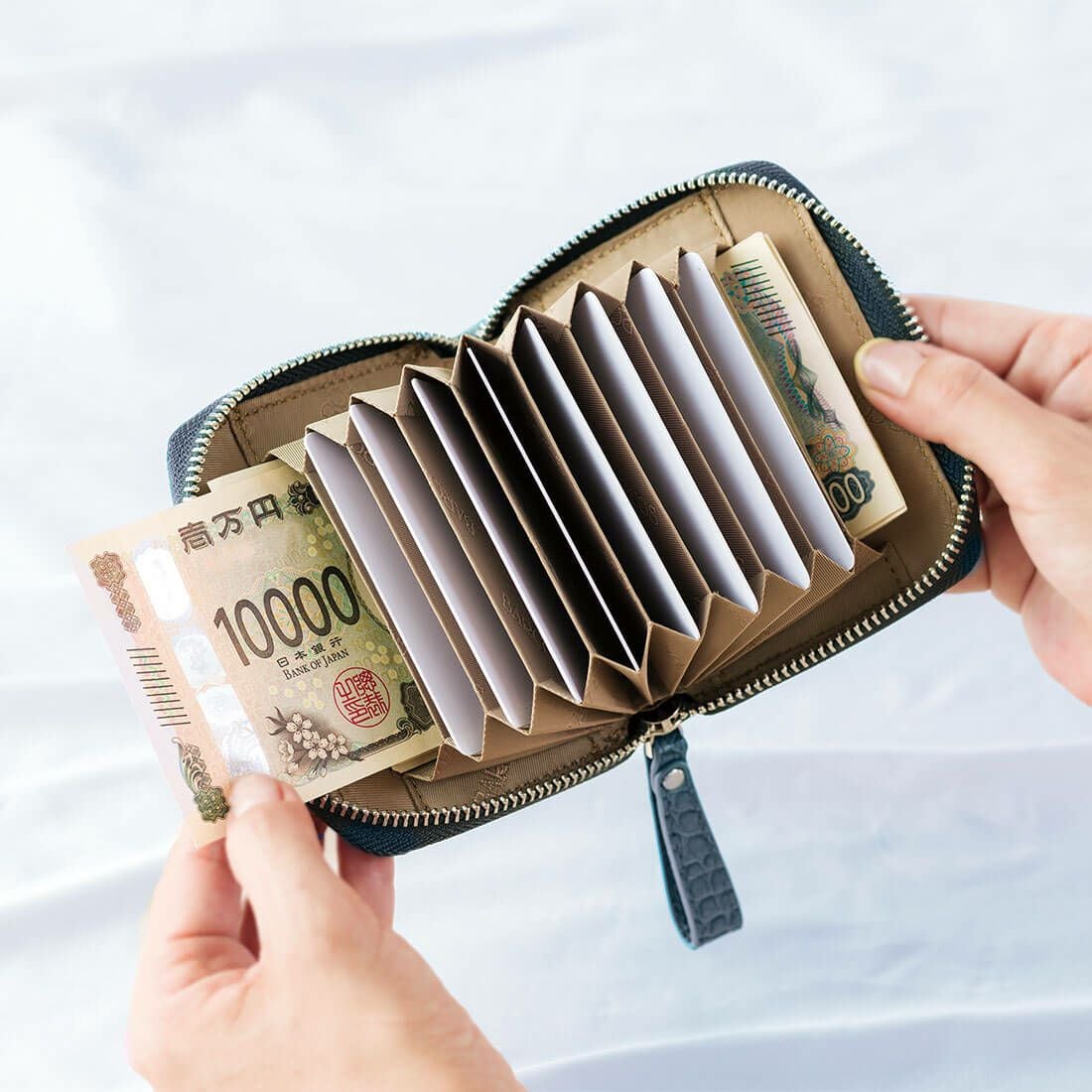 マットレザークロコダイル型押し蛇腹ミニウォレット