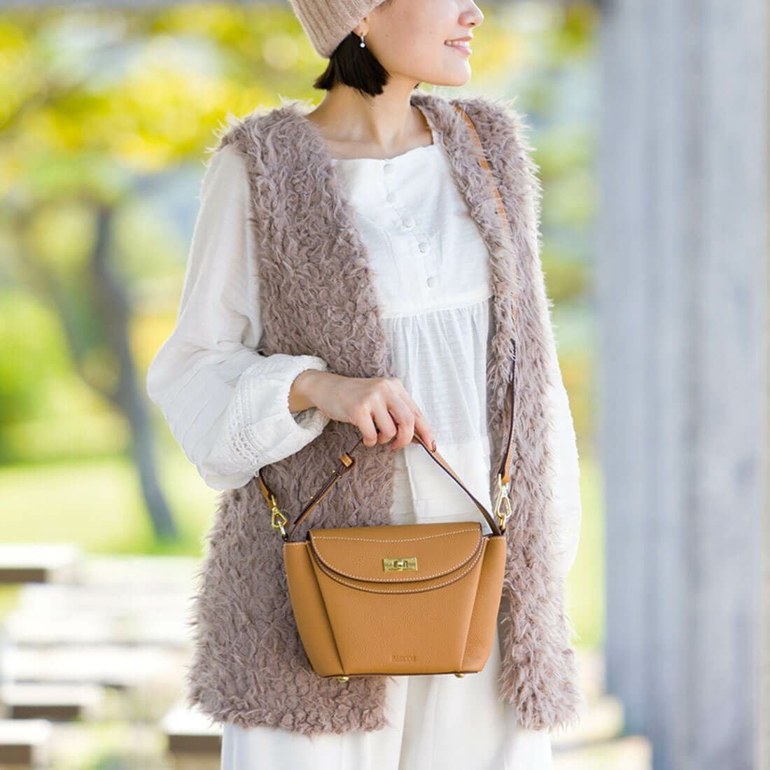 ステッチデザインレザースクエアバッグ