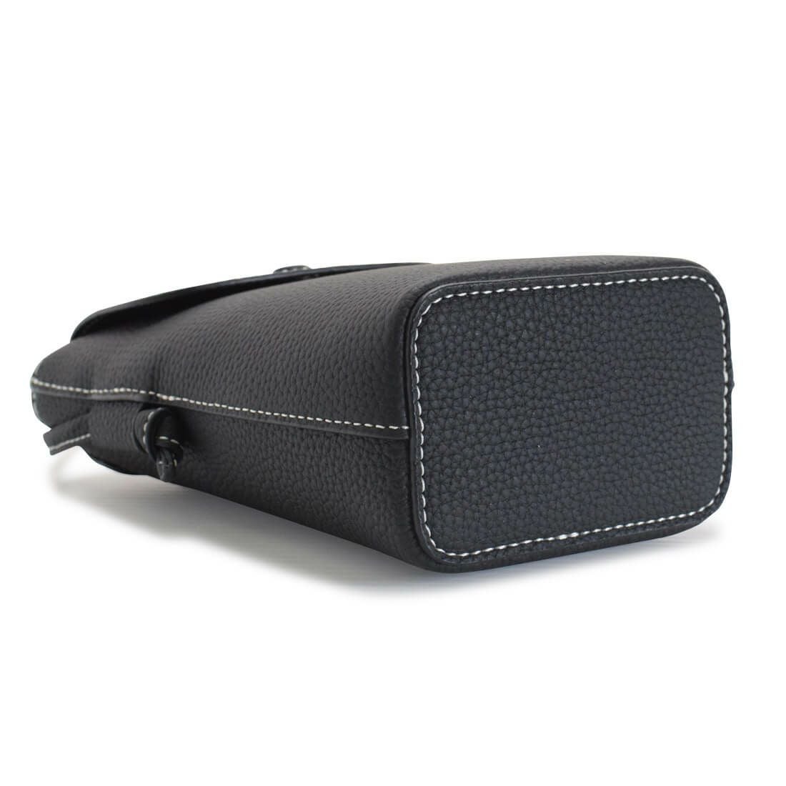 フラップ付きレザーショルダーバッグ