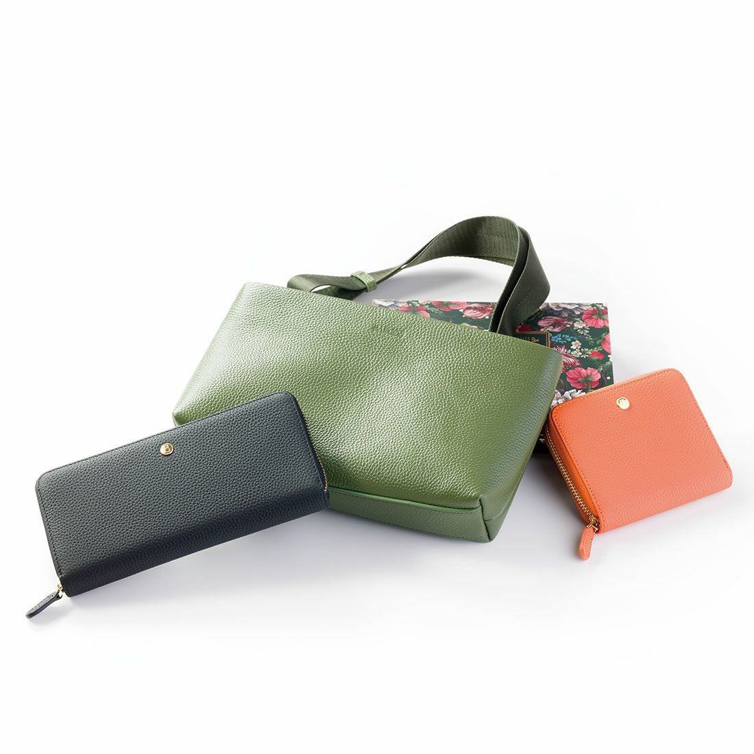 紛失防止チップ付きシュリンクレザー折財布＜ノヴィタ＞