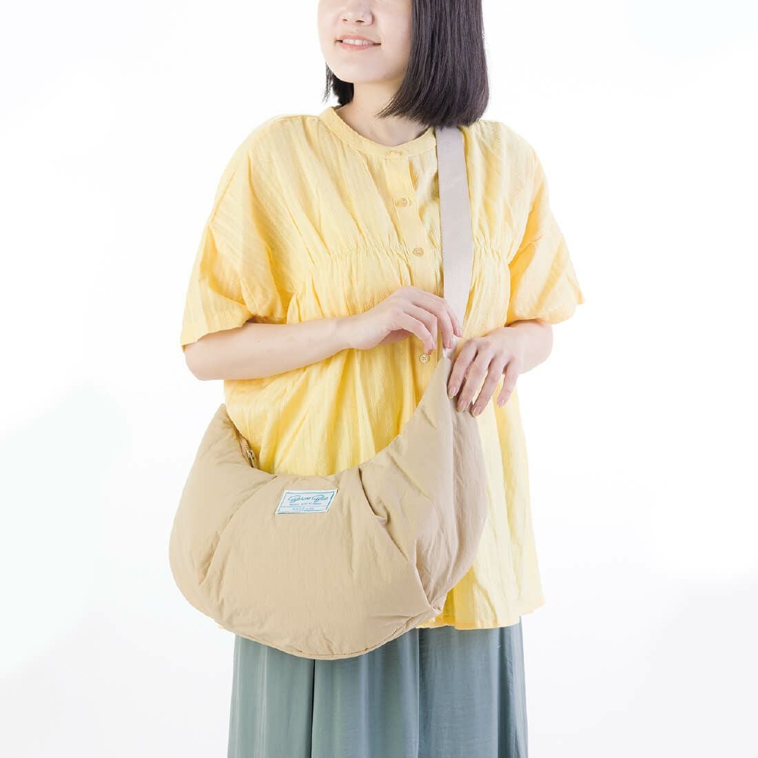 半月型軽量ショルダーバッグ