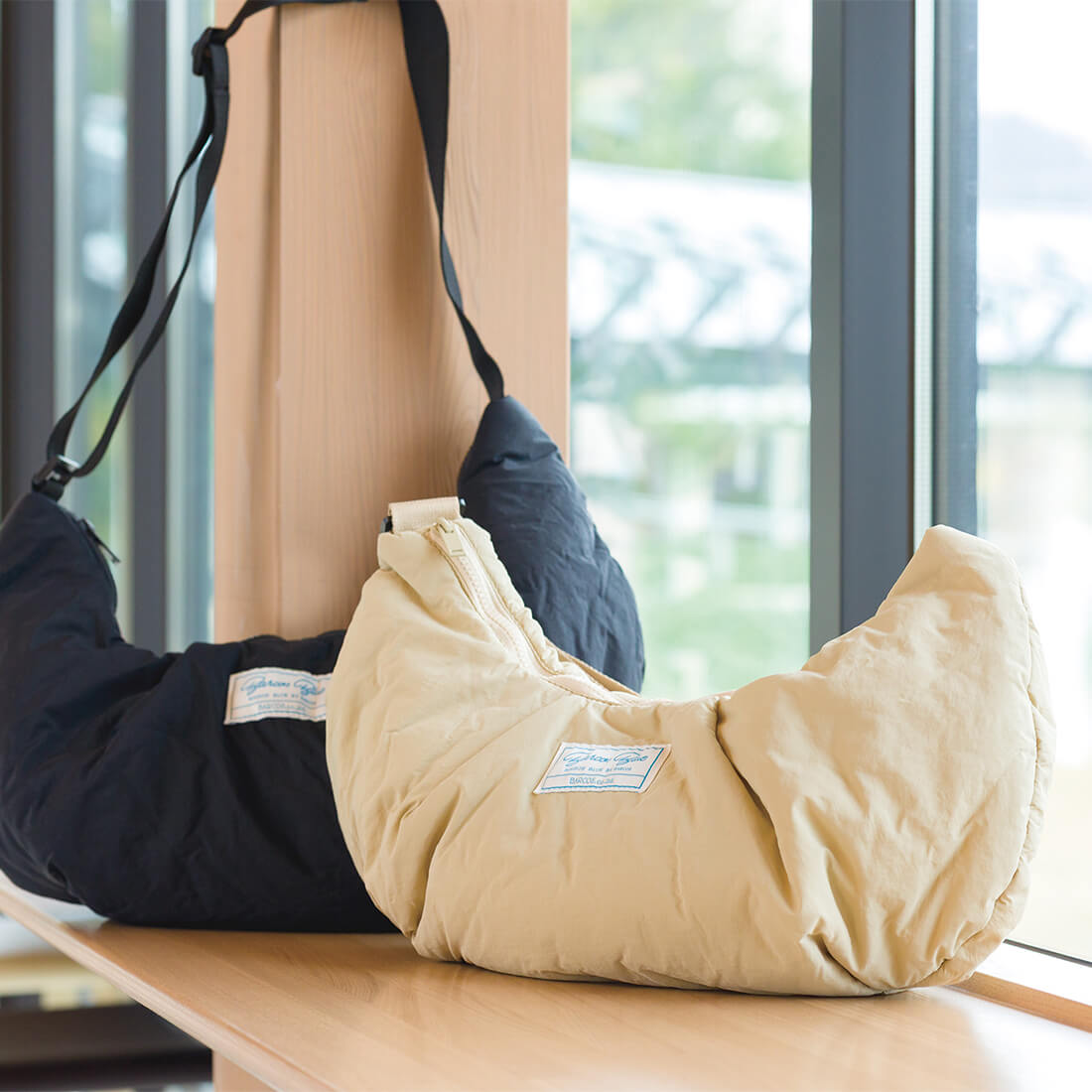 半月型軽量ショルダーバッグ