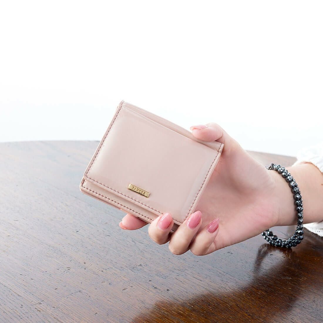 パテントレザー折財布