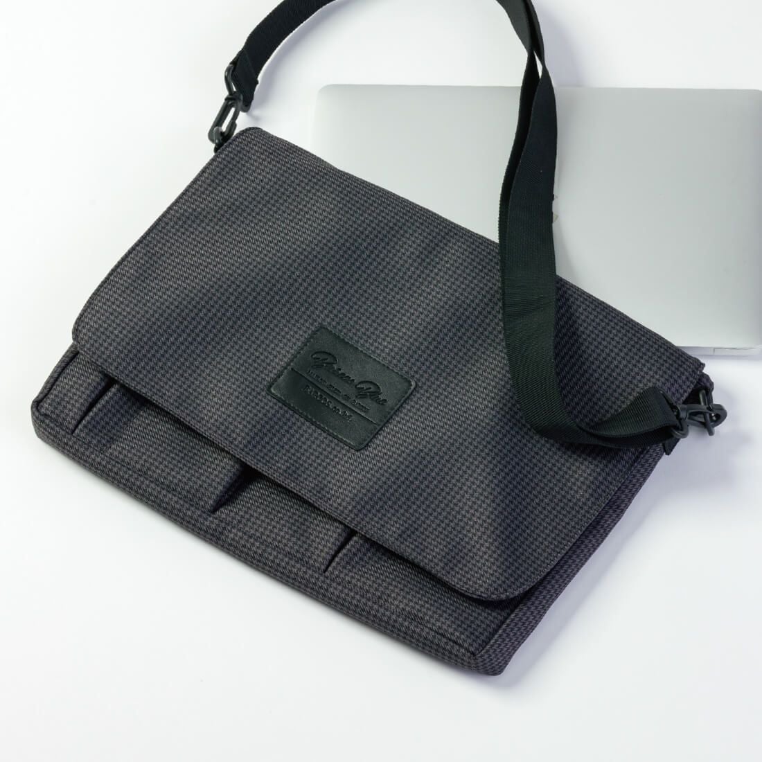 ショルダーベルト付きパソコンバッグ