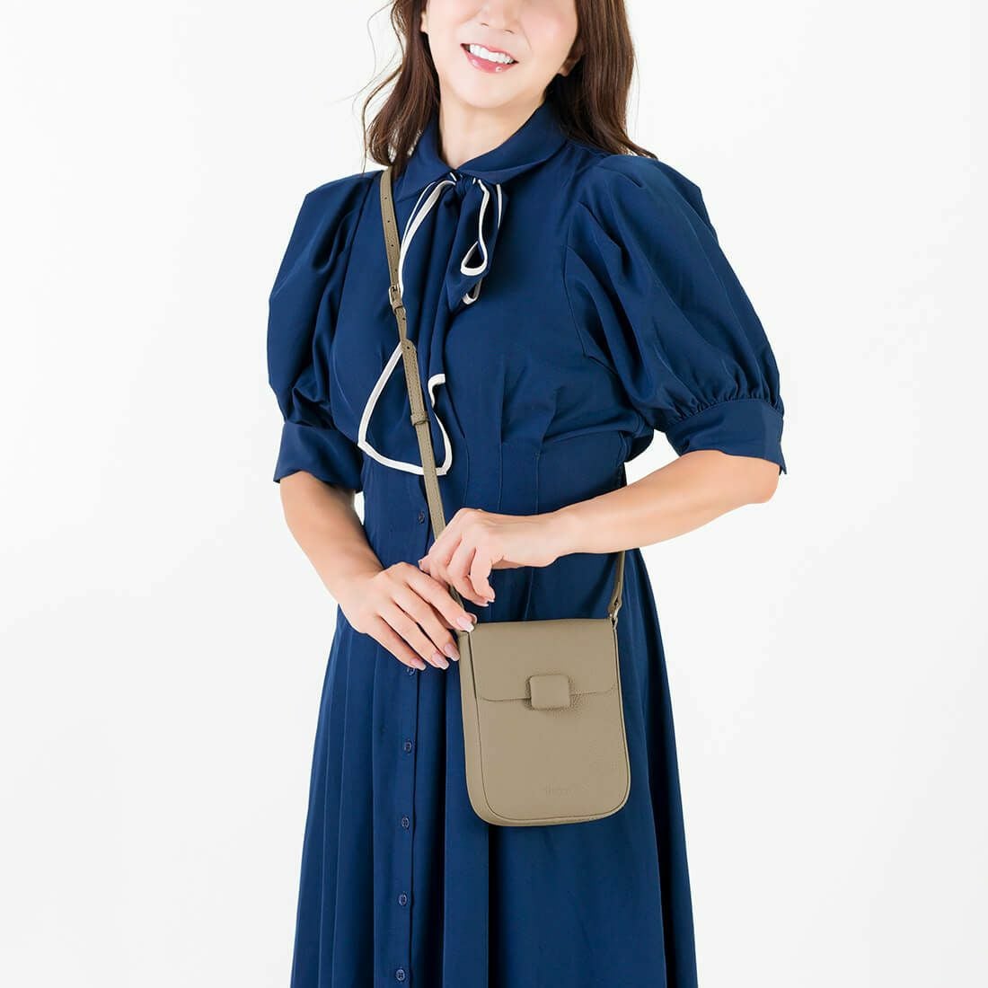 【アウトレット】スクエア型シュリンクレザーポシェット