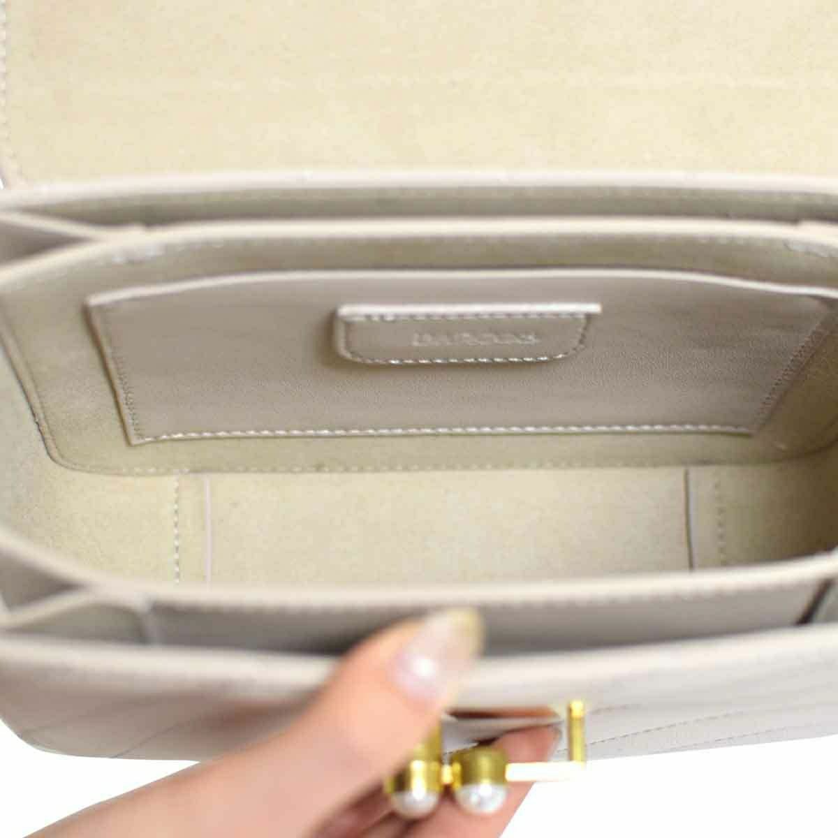 【アウトレット】レザー ラウンドキルティングメタルチェーンポシェット