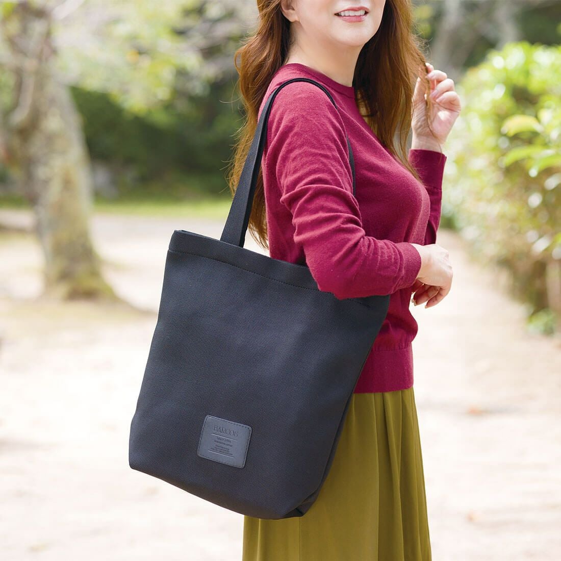 ロゴパッチ付き軽量トートバッグ