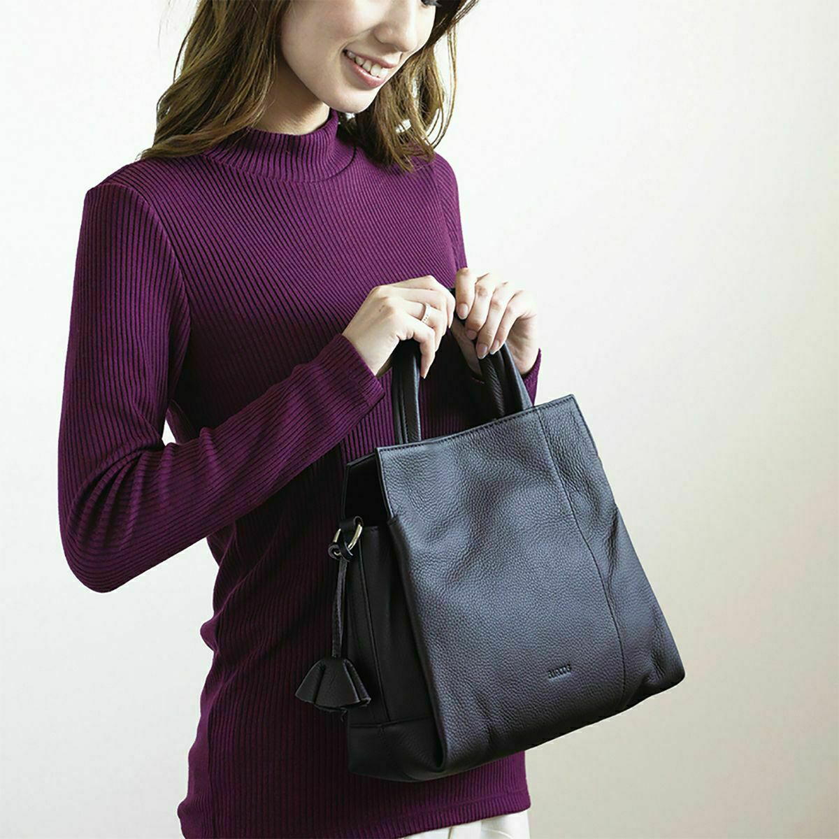 【アウトレット】チャーム付き2wayレザーハンドバッグ＜ルル＞