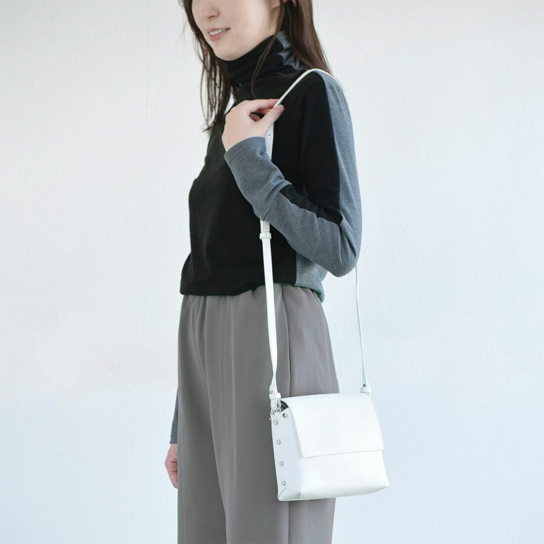 【アウトレット】スタッズレザーミニポシェット