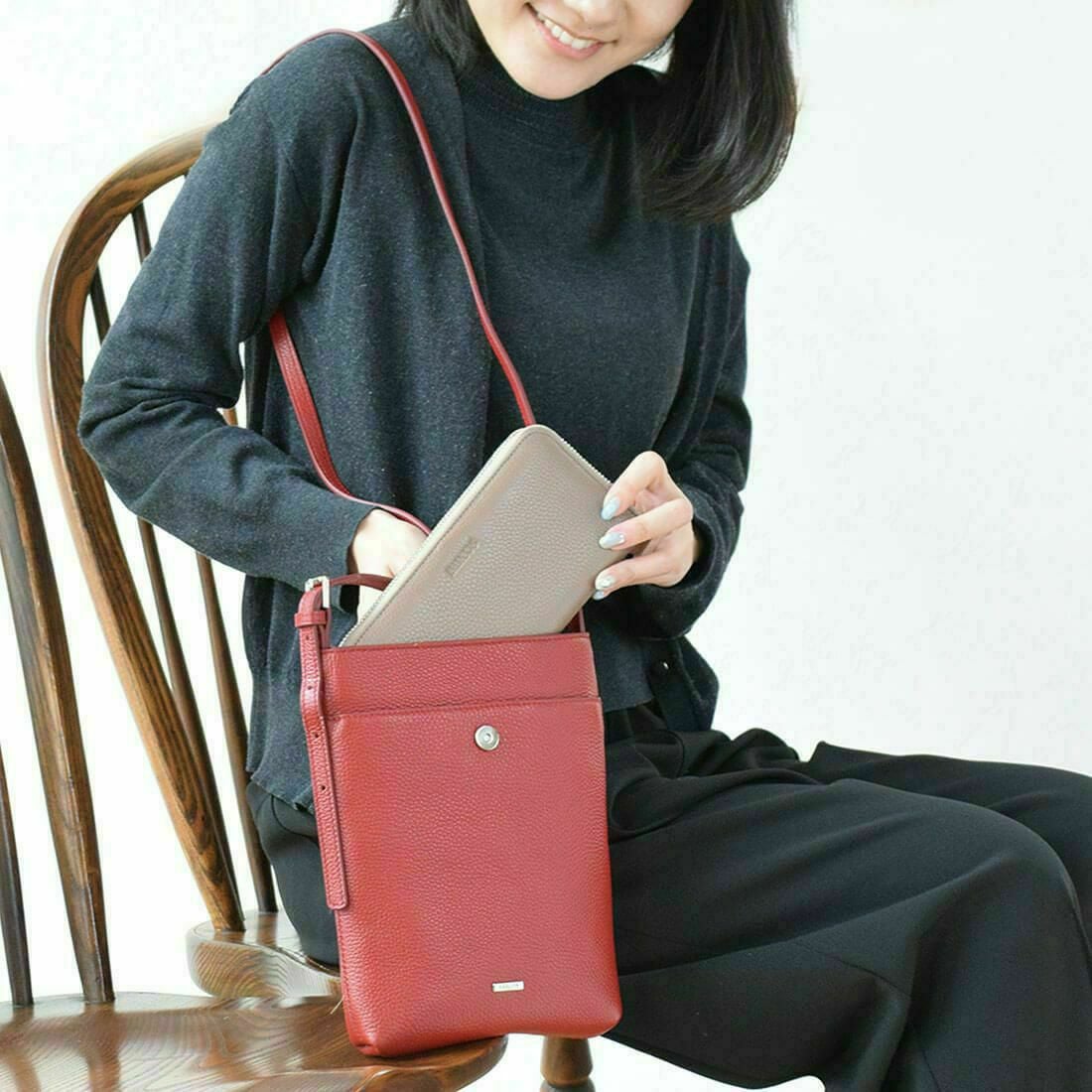 【アウトレット】フロントポケット付きレザーポシェット