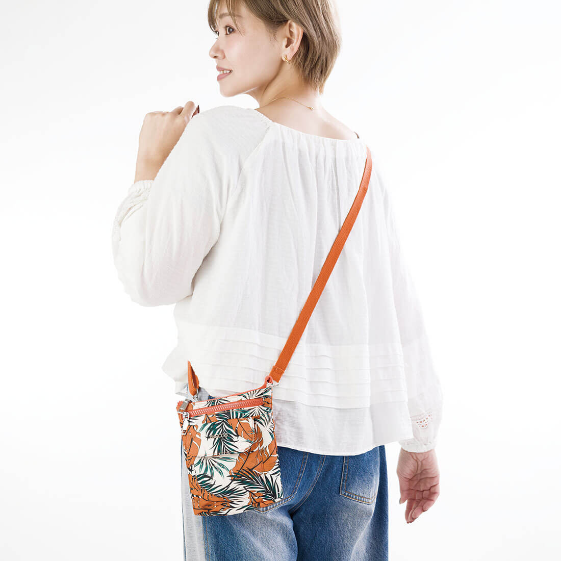 ボタニカル柄軽量ポシェット