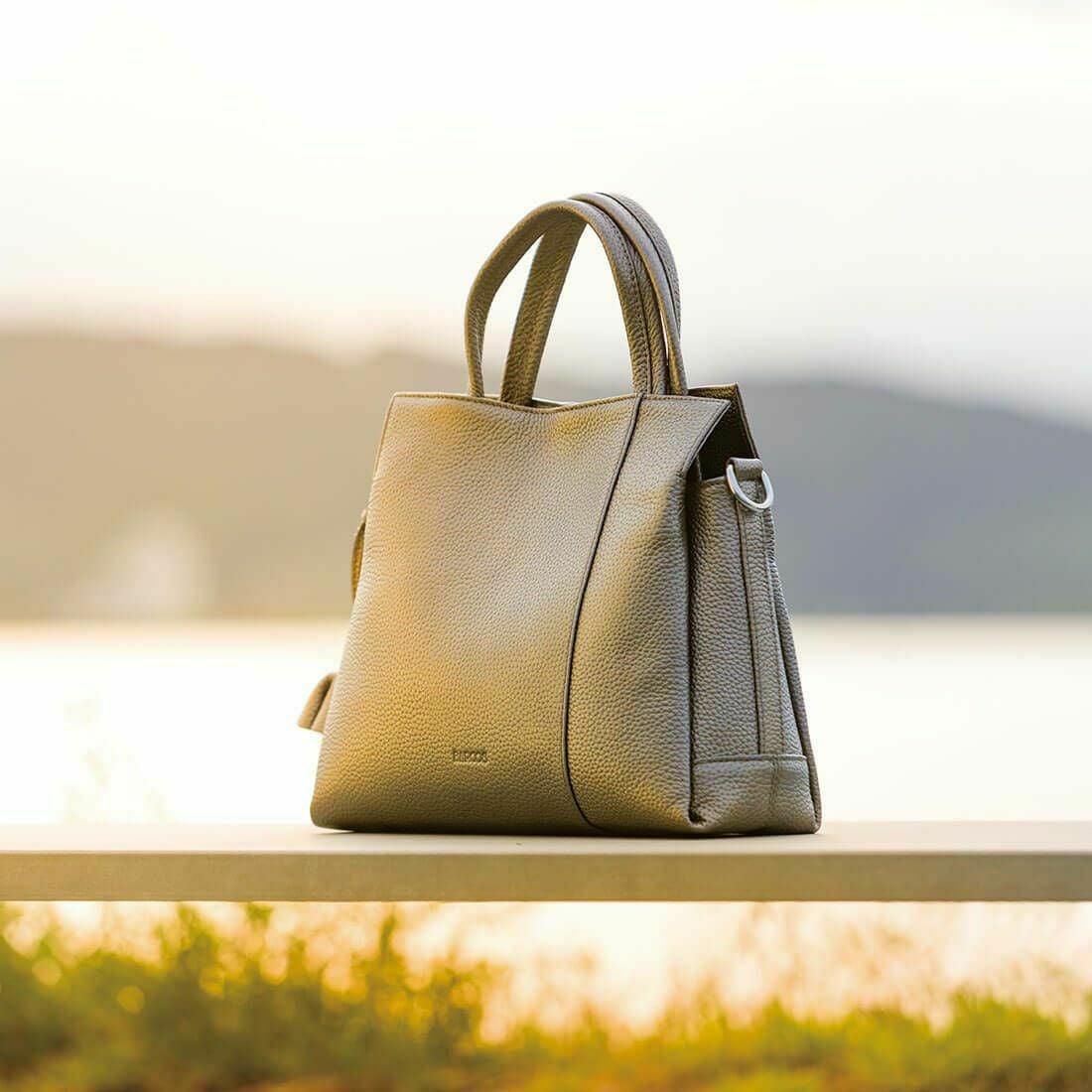 【アウトレット】チャーム付き2wayレザーハンドバッグ＜ルル＞