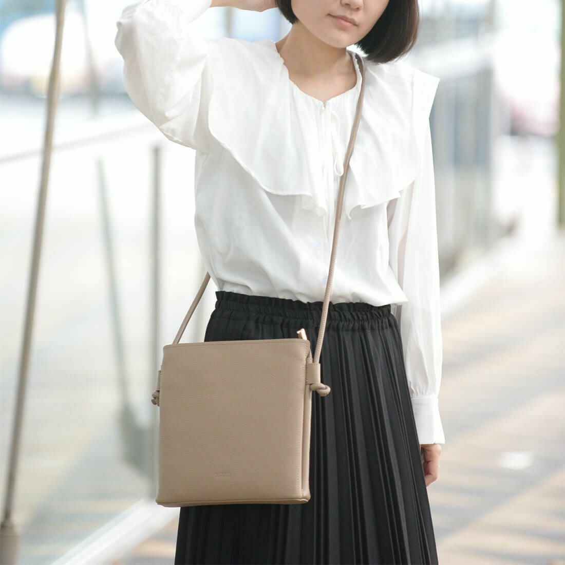 【アウトレット】シュリンクレザーノットモチーフポシェット