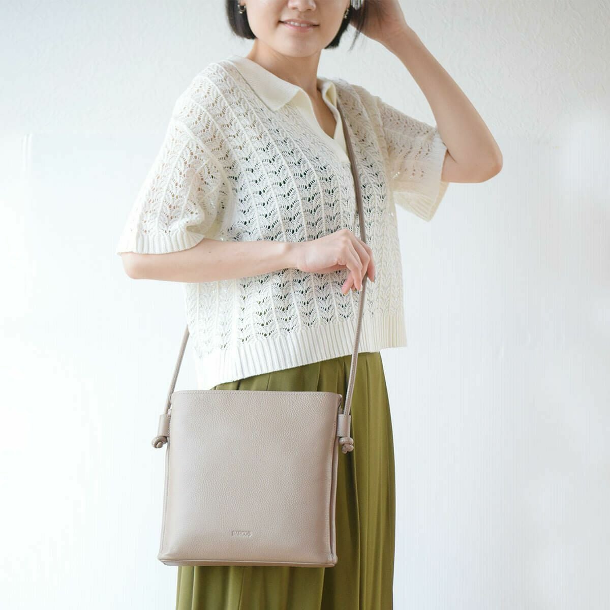 【アウトレット】シュリンクレザーノットモチーフポシェット